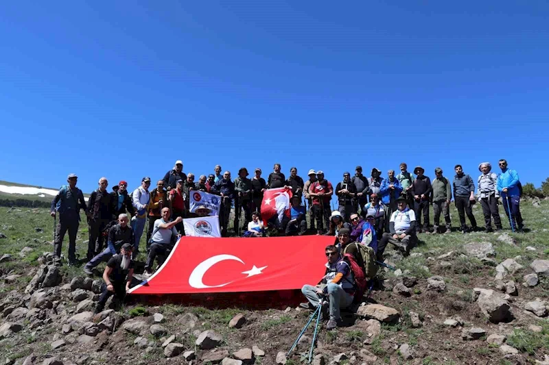 19 Mayıs için karlı dağlarda yürüdüler
