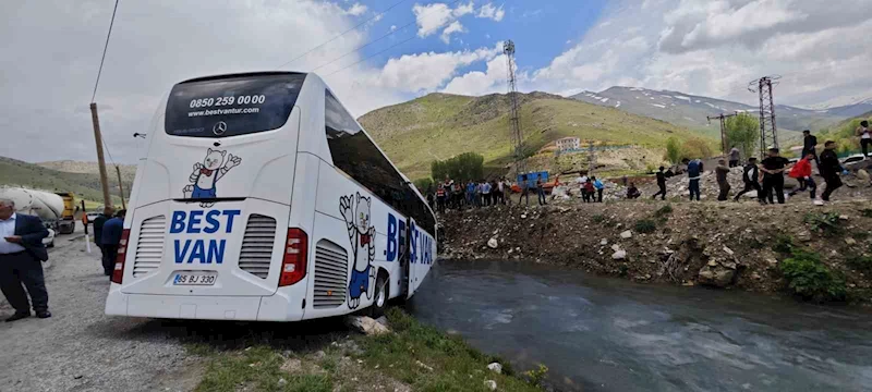 Tatvan Van Karayolunda Yolcu Otobüsü Dereye Yuvarlandı: 5 Yaralı