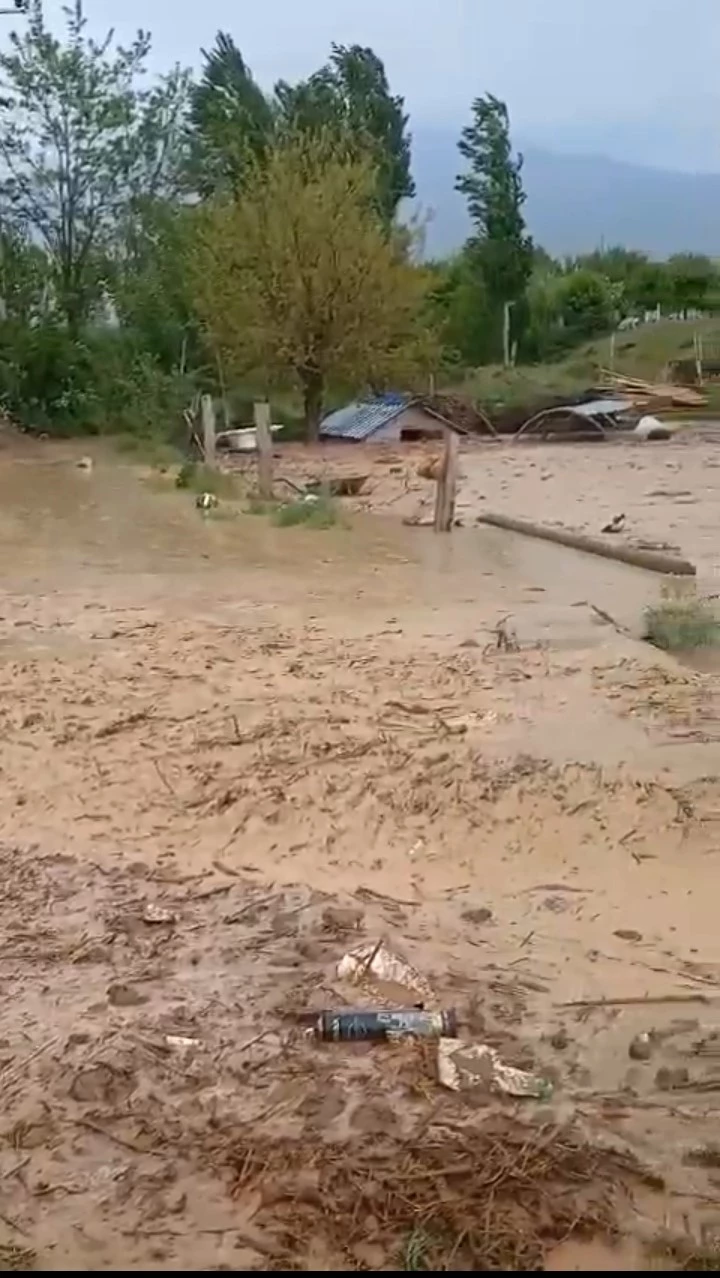 Güroymak’ta sağanak yağış sele yol açtı
