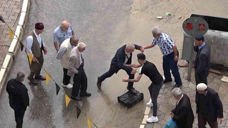 Vatandaşlardan dereye dönen yola ‘kasalı’ çözüm
