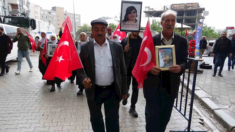 Vanlı ailelerin yağmura rağmen DEM Parti önüdeki evlat nöbeti sürüyor