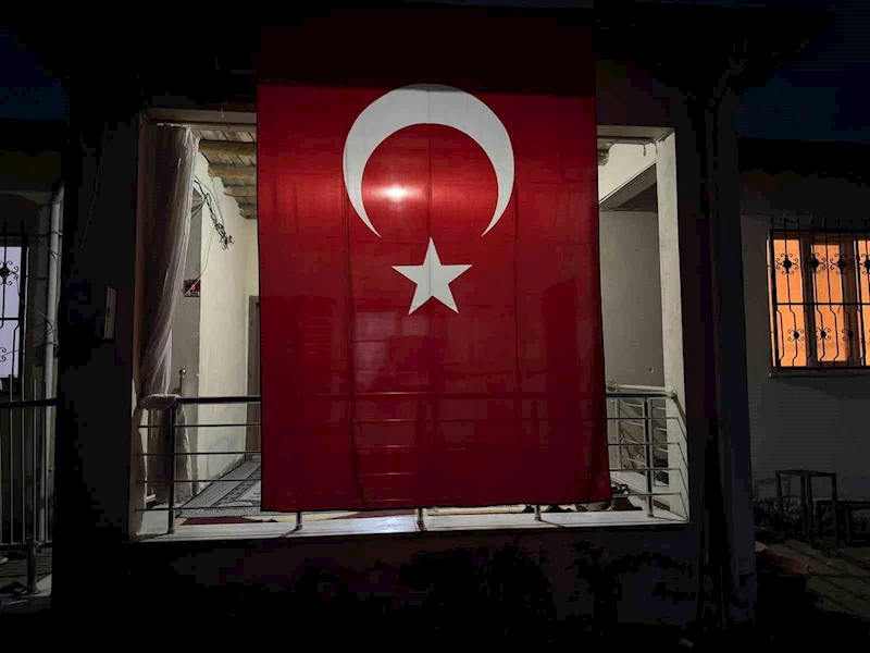 Iğdırlı şehidin baba evine Türk bayrağı asıldı
