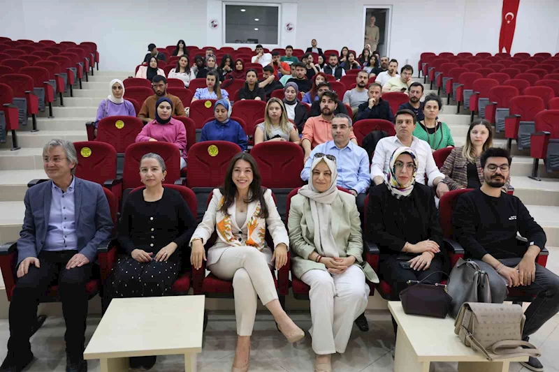 Elazığ’da ‘Dijital çağda radyoda yayın ve yapım’ paneli gerçekleştirildi
