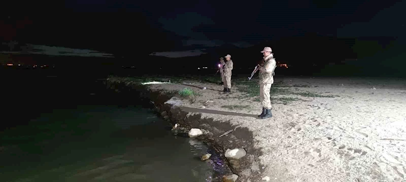 Van’da jandarma ekiplerin gece inci kefali nöbeti