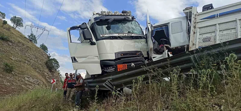 Yakıt tankeriyle tır kafa kafaya çarpıştı: 3 yaralı
