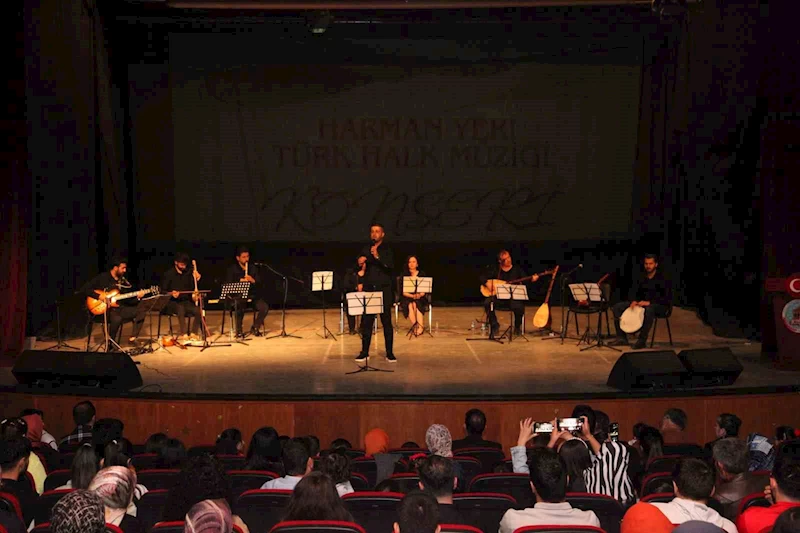 Ahlat’ta Türk halk müziği konseri ilgi gördü
