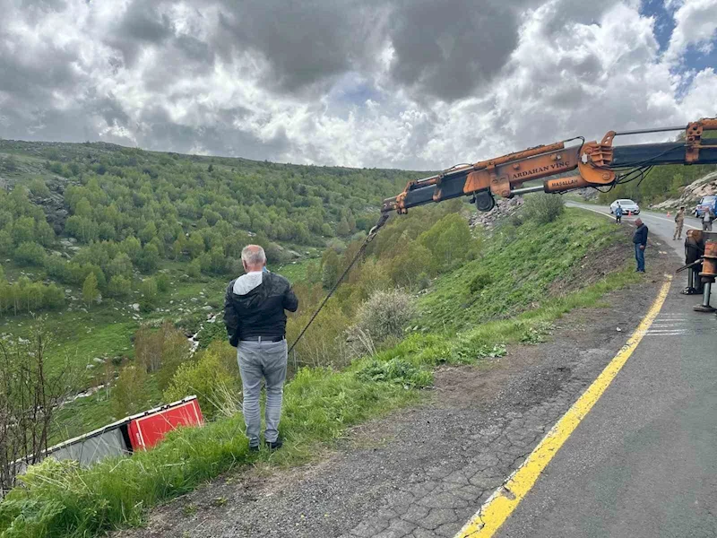 Ardahan’da virajı alamayan tır şarampole yuvarlandı
