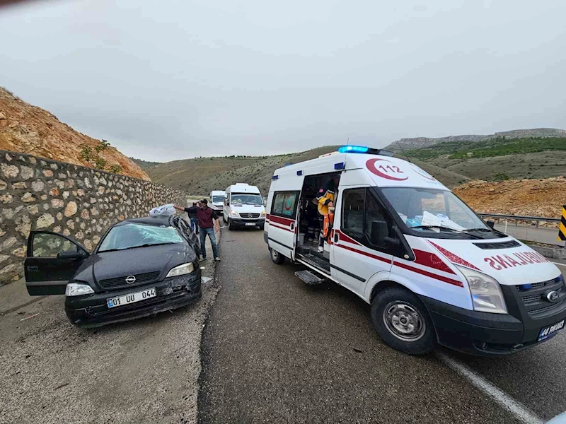 Kontrolden çıkan araç istinat duvarına çarptı: 4 yaralı