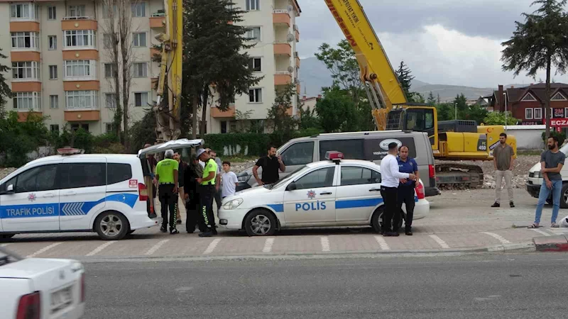 Malatya’da otomobil yayalara çarptı: 2 yaralı
