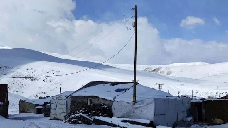 Ağrı’da kar yağışı köylüleri şaşırttı: 