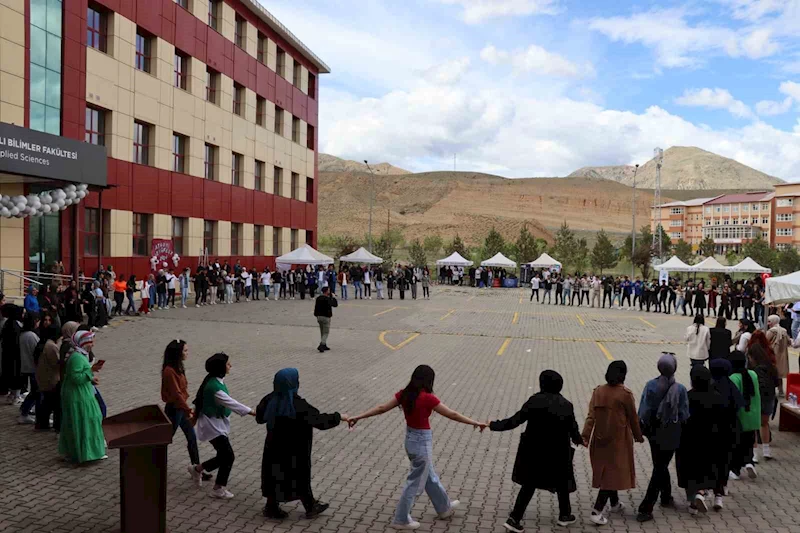 Gençlik festivalinde gönüllerince eğlendiler
