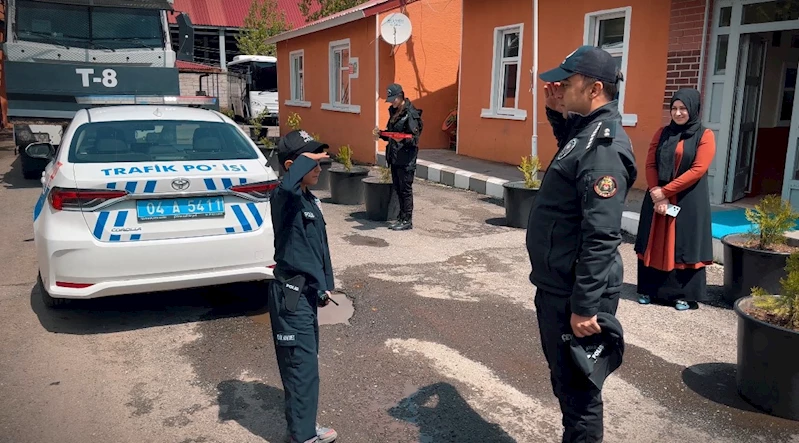 Ağrı’da, kalp nakli bekleyen minik Muhammed’in polis olma hayali gerçek oldu
