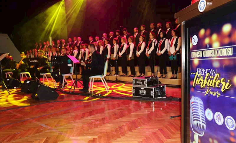 Erzincan’da farklı meslek gruplarından insanların bir araya geldiği “Kardeşlik Korosu” ilk konserini verdi
