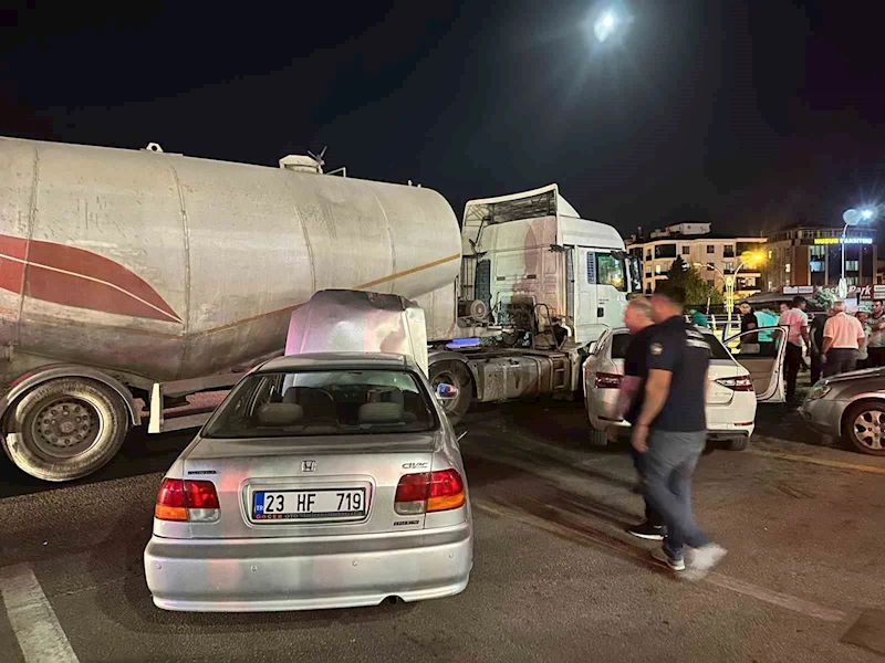 Elazığ’da tankerle iki otomobil çarpıştı: 2 yaralı
