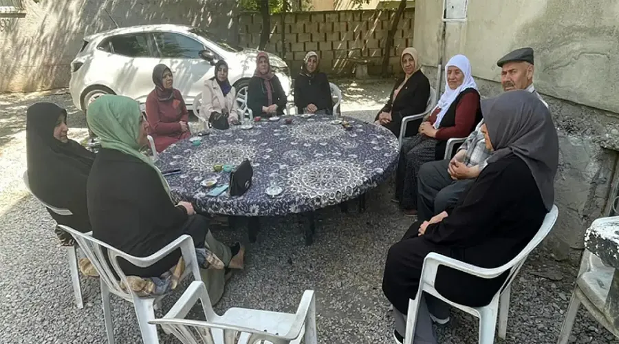 AK Parti Van Kadın Kolları Kapı Kapı Dolaşarak Vatandaşın Nabzını Tutuyor