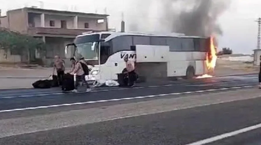 Van-Diyarbakır Yolcu Otobüsü Alev Alev Yandı