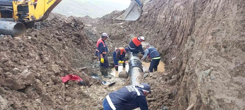 Hakkari’de 3 bin 500 rakımdaki su arızası giderildi
