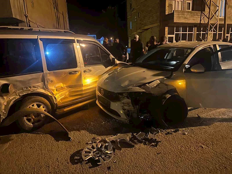 Yüksekova’da iki araç çarpıştı: 1 yaralı