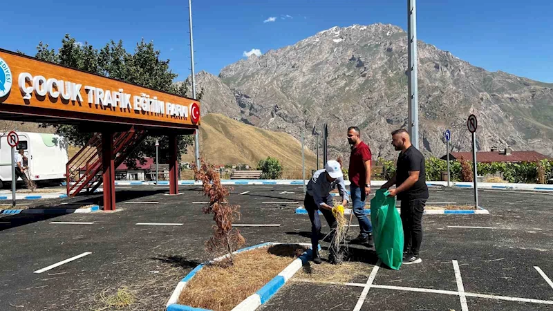 Hakkari’deki parklarda temizlik çalışması sürüyor
