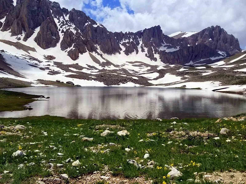 3000 rakımlı muhteşem manzarasıyla Munzur Dağı’nda yaz ve kış birarada yaşanıyor
