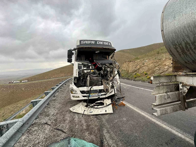 Başkale’de 2 tır kafa kafaya çarpıştı: 2 yaralı