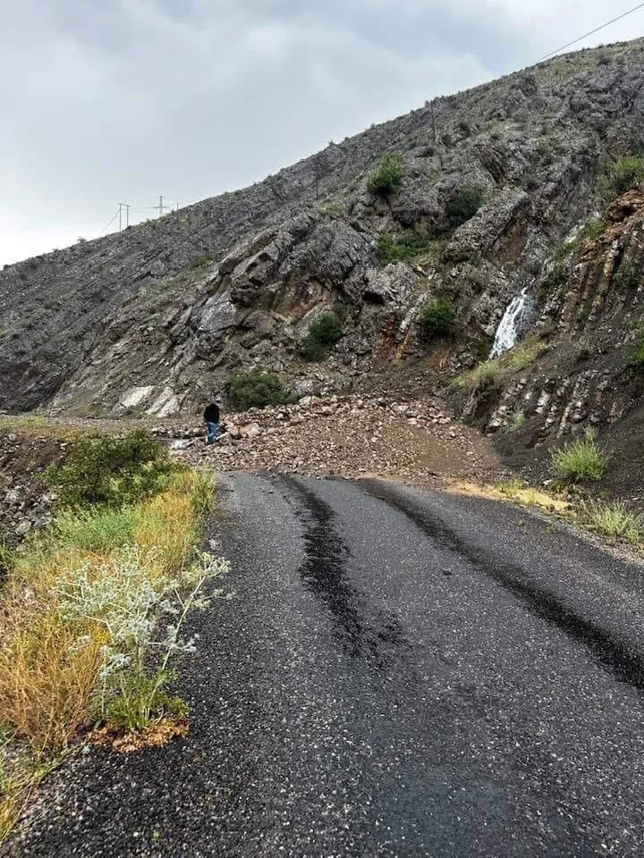 Erzurum’da sel nedeniyle yol çöktü
