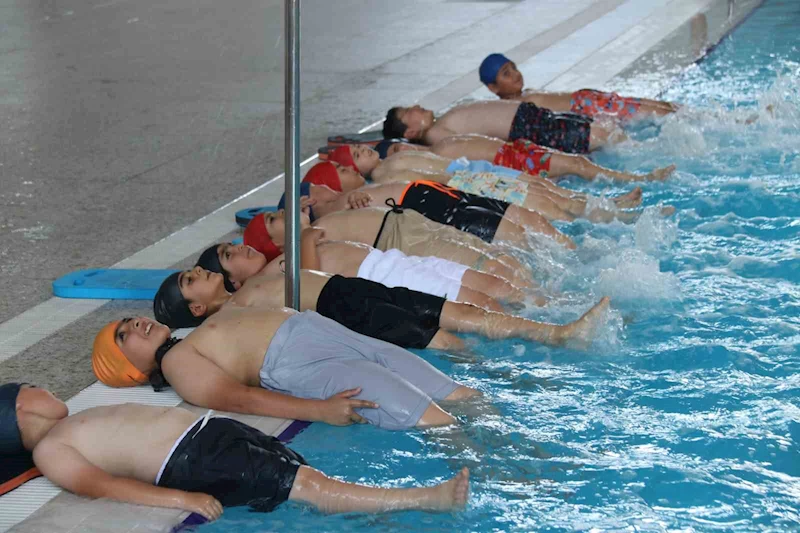 Bitlis’te 600 öğrenci yüzme öğrenecek
