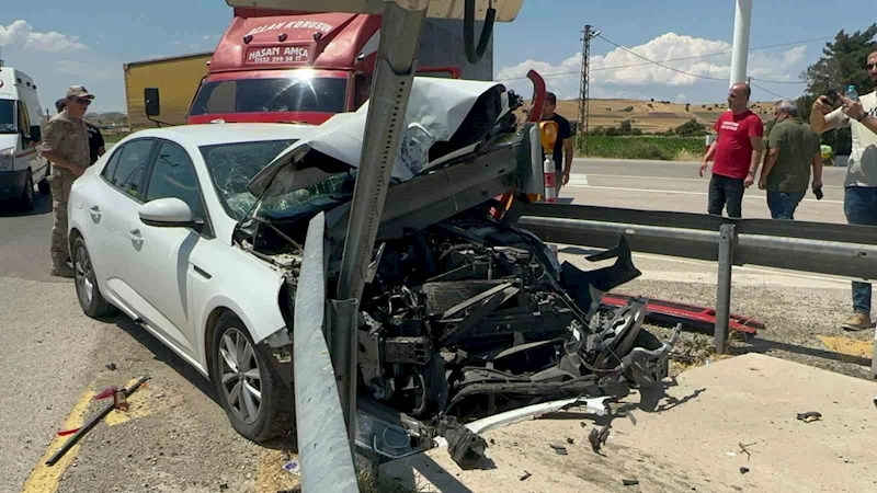 Elazığ’da otomobil bariyerlere saplandı: 4 yaralı
