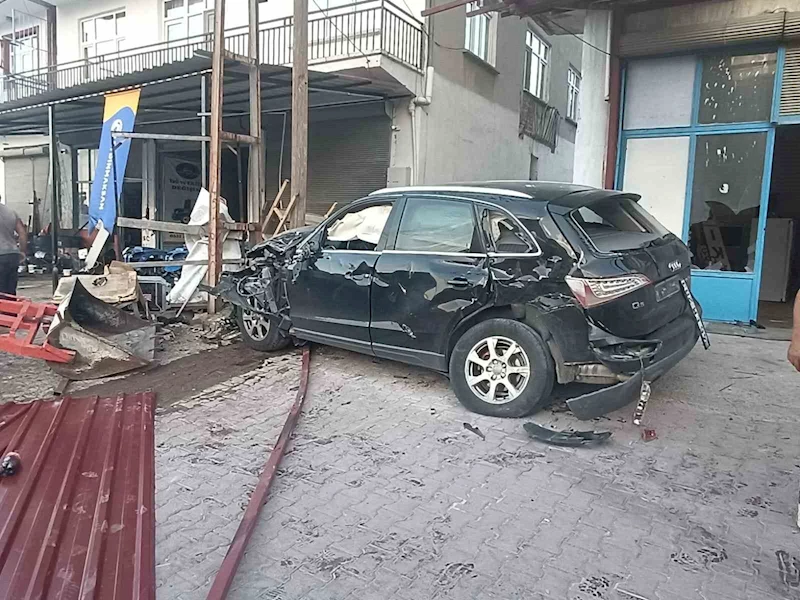 Malatya’da U dönüşü sırasında çarpışan iki araç traktöre çarptı: 4 yaralı
