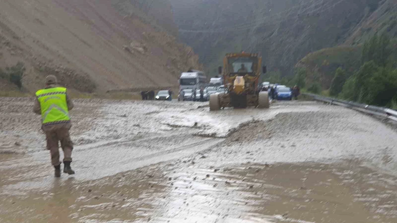 Erzurum-Artvin yolunda heyelan
