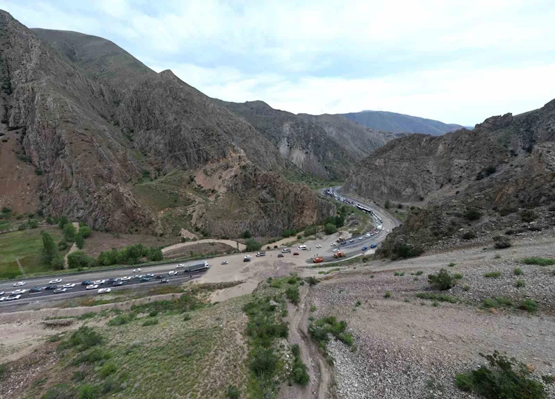 Tortum’da heyelan: Erzurum-Artvin karayolu trafiğe kapandı
