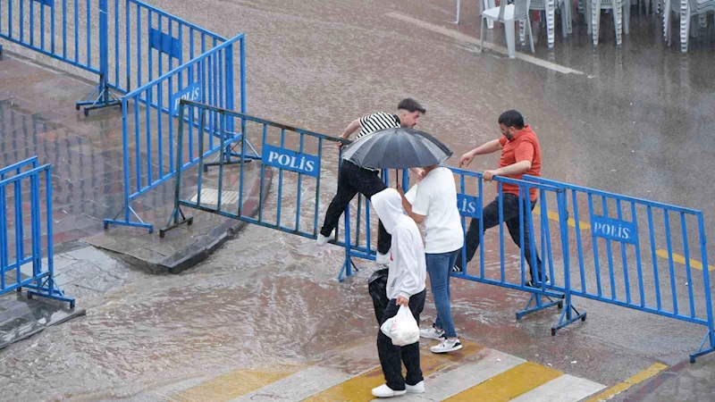 Erzurum’da vatandaşın yağmurla sınavı
