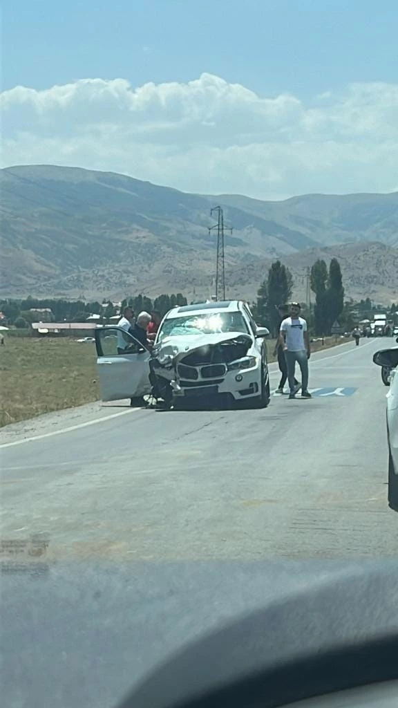Muş’ta 2 otomobil çarpıştı; 4 kişi yaralandı
