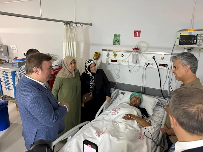 Vali Aydoğdu’dan hastanede tedavi gören şehit annesine ziyaret
