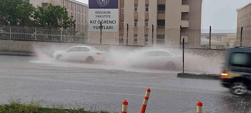 Erzurum’da sağanak yağış hayatı felç etti
