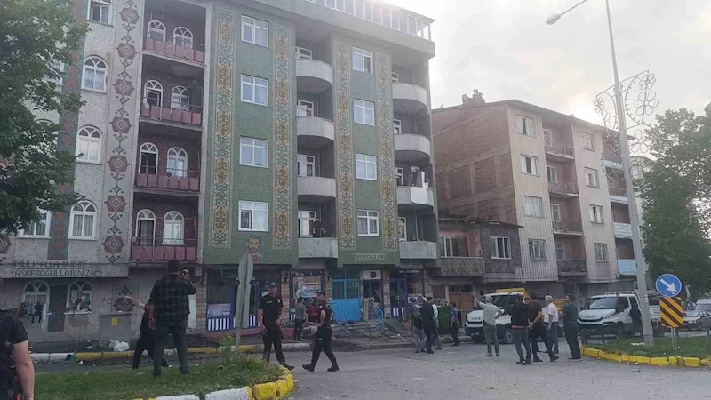 Mahallede husumetli aileler birbirine girdi: 3 yaralı, 7 gözaltı
