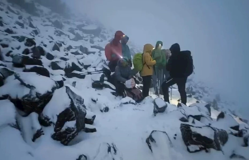 Ağrı Dağı’nda kaybolan 2 dağcıyı arama kurtarma çalışmaları devam ediyor
