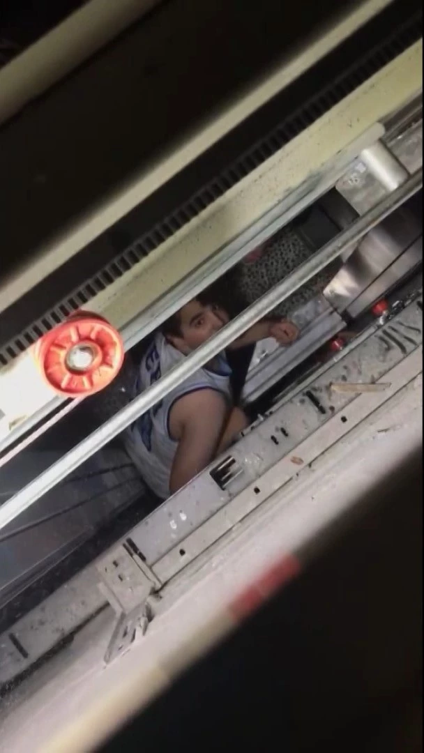 Elazığ’da asansörde kalan çocuk, itfaiye ekipleri tarafından kurtarıldı
