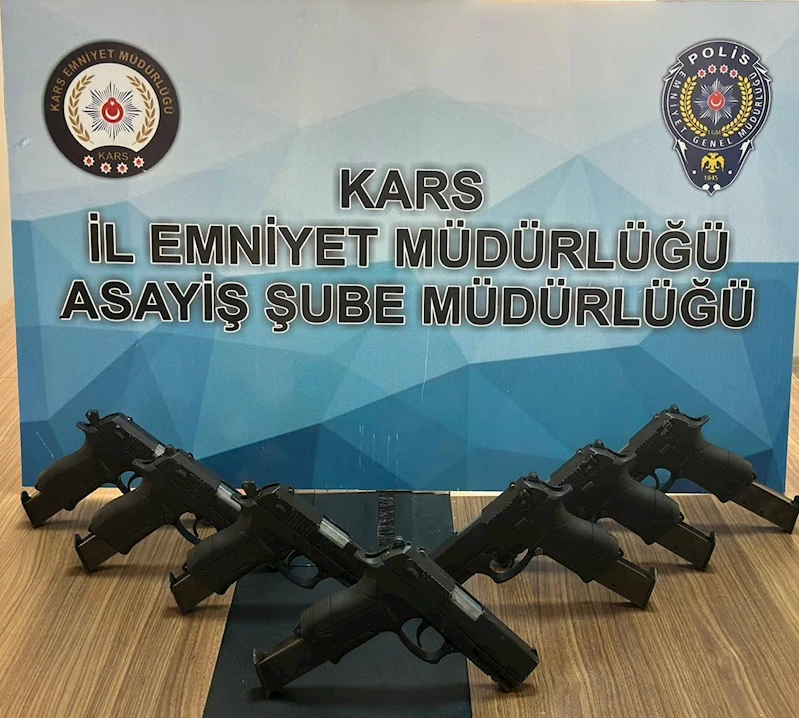 Kars’ta kömürlükte saklanan silahlar polise takıldı
