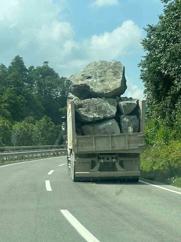 Dev kaya yüklü kamyonlar sürücüleri korkutuyor
