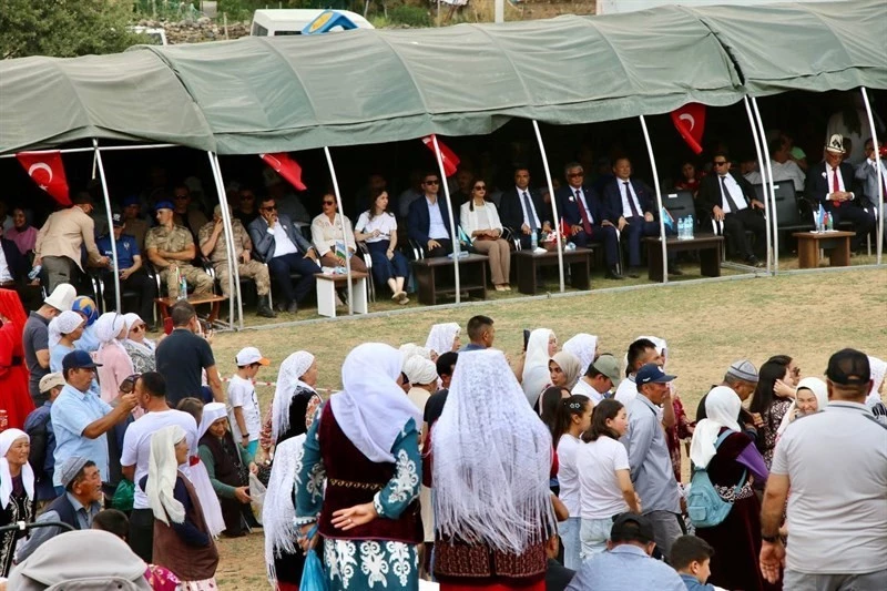 Erciş’te yaşayan Kırgız Türkleri 42. Yıl Kültür Şenliği düzenledi
