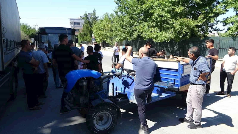 Malatya’da MOTAŞ’ın hatlarını iptal ettiği mahalleli çapa motoru ile yol kesti
