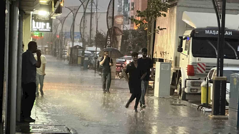 Yüksekova’da bunaltıcı sıcaklardan sonra yağmur sürprizi
