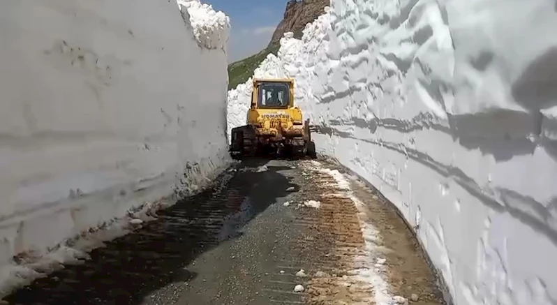 Temmuz ayında 8 metrelik karda yol açma çalışması
