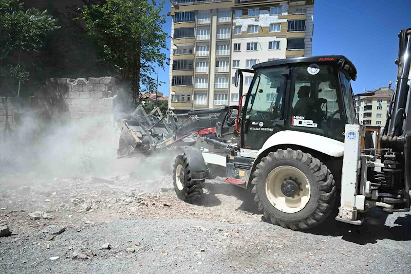 Battalgazi’de metruk yapıların yıkımı gerçekleştirildi
