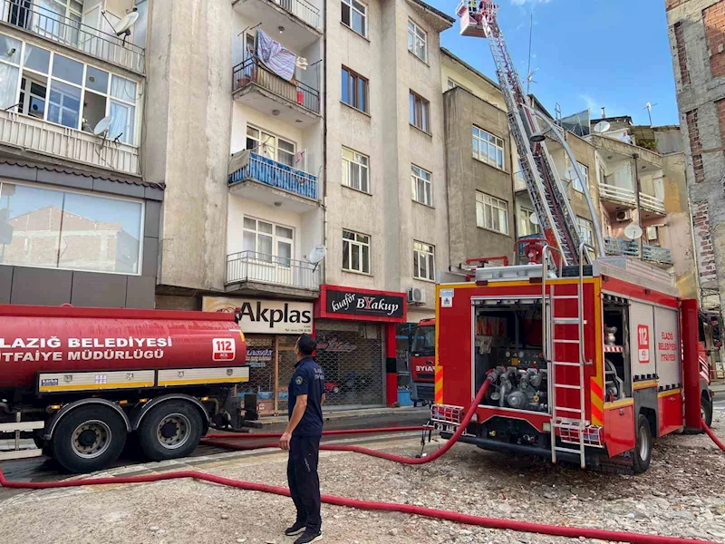 Elazığ’da çatı yangını
