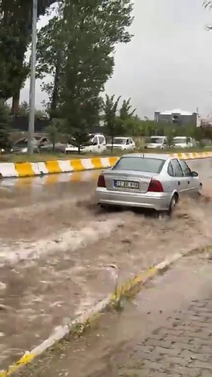 Patnos’ta sağanak yağış hayatı felç etti
