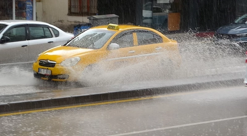 Van’da sağanak yağmur vatandaşları hazırlıksız yakaladı