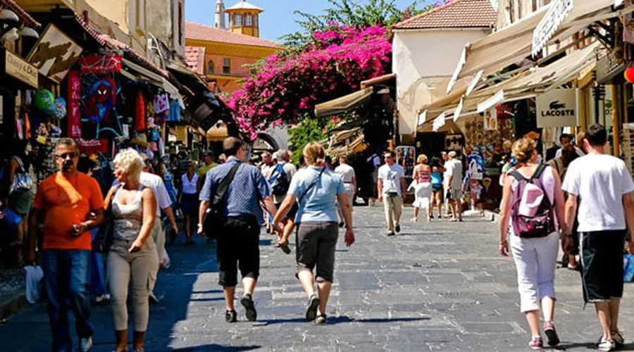 Yaz aylarında turist akınına uğrayan Yunanistan