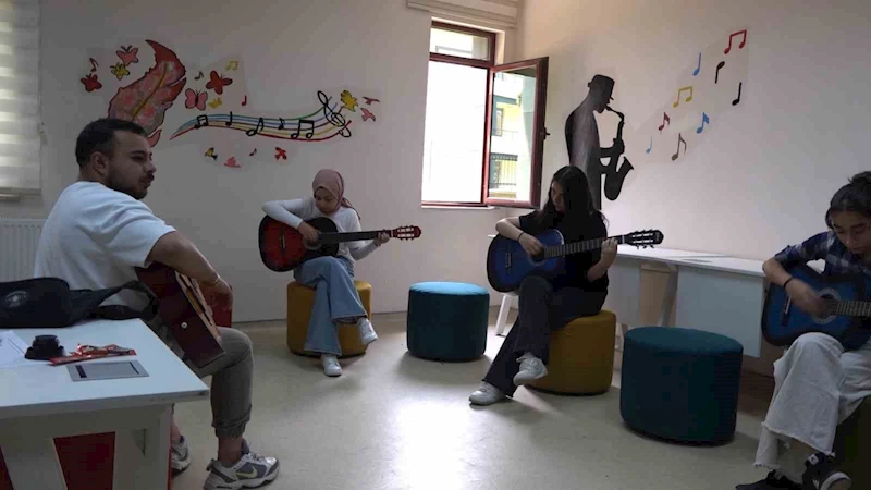 Tatvan Gençlik Merkezi’ndeki gitar kursu yoğun ilgi görüyor
